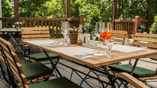 Weingarten im Sommer mit gedeckten Tisch