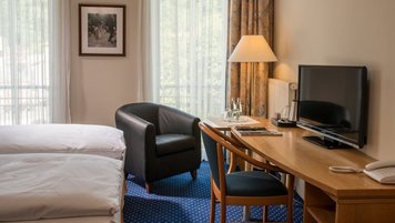 Schreibtisch und Sitzecke im Hotelzimmer