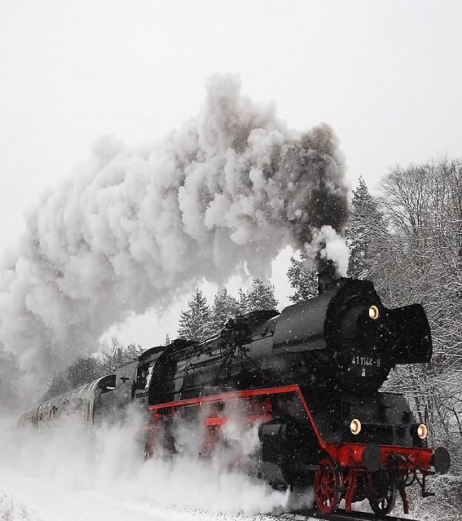 Fahrende Dampflokomotive im Winter